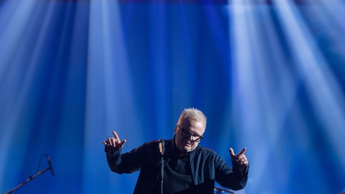 Der deutsche Sänger Herbert Grönemeyer steht auf der Bühne. (Quelle: dpa/Hendrik Schmidt)