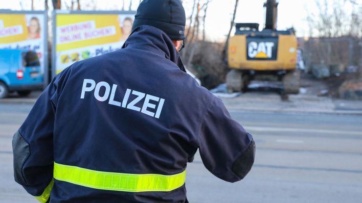 Brandursachenermittler der Polizei bei der Fotodokumentation am Einsatzort (Quelle: dpa/Tino Plunert)