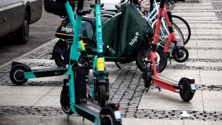 Mehrere E-Scooter stehen in der Fußgängerzone. (Quelle: dpa/Fabian Sommer)