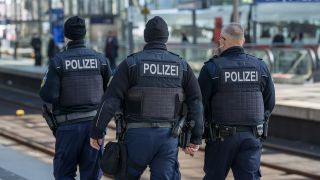 Berlin, drei Polizisten gehen über den Bahnsteig im Berliner Hauptbahnhof. (Quelle: dpa/Vladimir Menck)