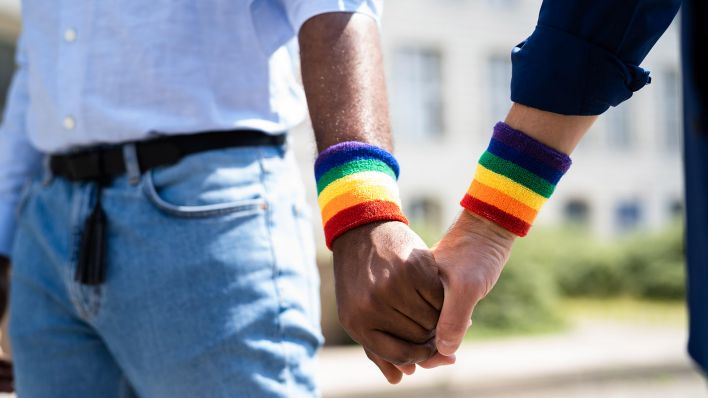 Symbolbild: Ein homosexuelles Paar (Quelle: dpa/Andrey Popov)