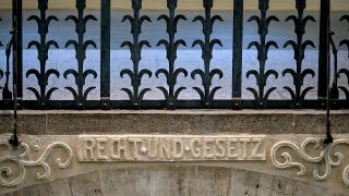 Der Schriftzug "Recht und Gesetzt" ist an einem Durchgang am Landgericht Berlin angebracht. (Quelle: dpa/Britta Pedersen)