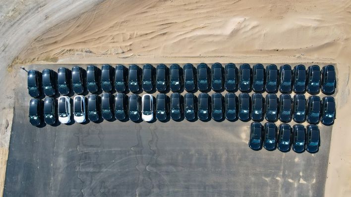 Elektrofahrzeuge stehen auf dem Werksgelände der Tesla Gigafactory Berlin Brandenburg (Luftaufnahme mit einer Drohne). (Quelle: dpa/Patrick Pleul)