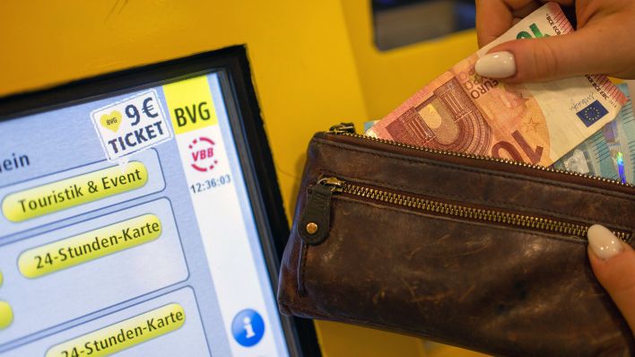 Auf dem Display eines BVG-Automaten wird die Option „9 Euro Ticket“ zum Verkauf angeboten. (Quelle: dpa/Monika Skolimowska)