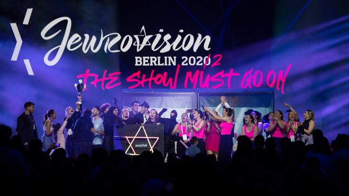 Die Gruppe des Jugendkulturzentrums Amichai Frankfurt gewinnt den «Jewrovision 2022». (Quelle: dpa/Christophe Gateau)