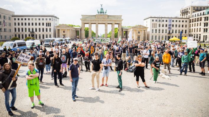 Teilnehmer der Auftaktkundgebung einer Demonstration für eine zügige Legalisierung von Cannabis, dem «Global Marijuana March 2022», haben sich am Brandenburger Tor versammelt. (Quelle: Christoph Soeder/dpa)