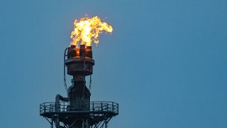 Überschüssiges Gas wird auf dem Industriegelände der PCK-Raffinerie GmbH verbrannt (Bild: dpa/Patrick Pleul)