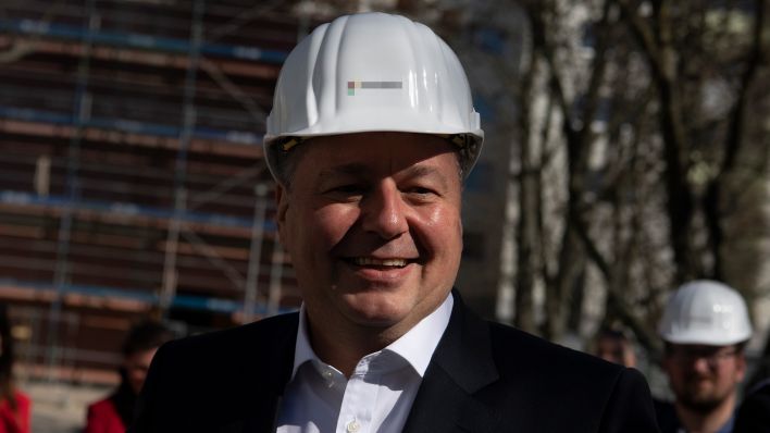 Archivbild: Gut gelaunt zeigt sich Andreas Geisel (SPD), Berlins Bausenator, beim Baustellenrundgang auf dem Gelände der Buckower Höfe. (Quelle: dpa/P. Zinken)
