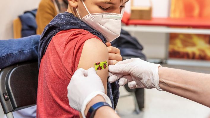 Ein Junge erhält nach seiner Corona-Impfung ein Pflaster (Bild: dpa/Frank Hammerschmidt)