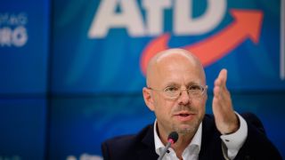Andreas Kalbitz, Fraktionsvorsitzender der Brandenburger AfD, spricht während einer Pressekonferenz nach einer Sitzung seiner Fraktion. (Quelle: Soeren Stache/dpa)