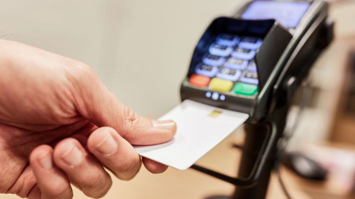 Ein Kunde bezahlt an einem Kartenlesegerät (Bild: dpa/Robert Kneschke)