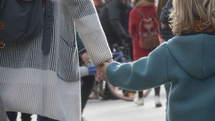 Symbolbild: Eine alleinerziehende Mutter geht mit ihrer Tochter durch eine Fußgängerzone. (Quelle: dpa/E. Gubisch)
