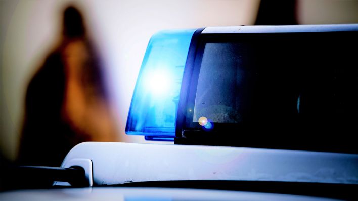 Symbolbild: Ein Einsatzfahrzeug der Polizei, Streifenwagen mit Blaulicht. (Quelle: picture alliance/Fotostand)
