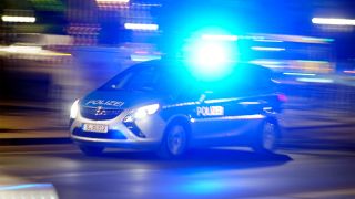 Symbolbild: Ein Polizeiauto bei einer Einsatzfahrt mit Blaulicht (Bild: dpa/Thomas Bartilla)
