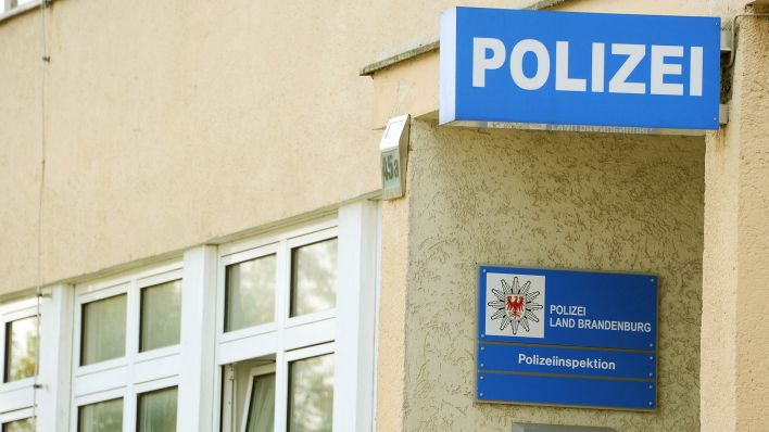 Symbolbild: Eine Polizeiwache in Brandenburg. (Quelle: dpa/Bernd Settnik)