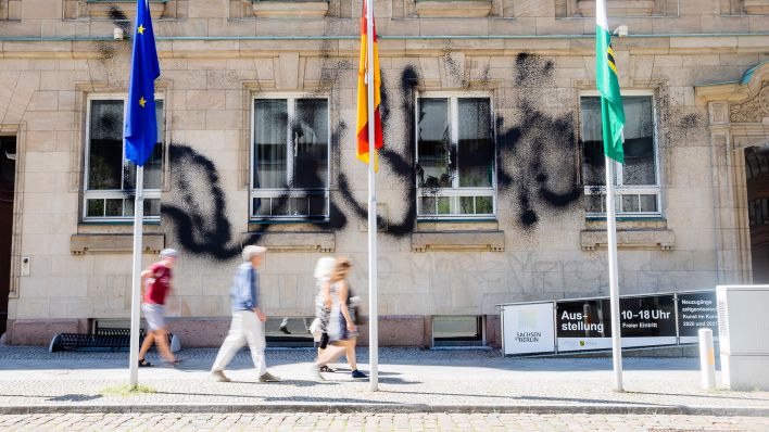 Die Fassade der Vertretung des Freistaates Sachsen beim Bund ist mit schwarzer Farbe beschmiert. Ebenso sind Fensterscheiben zerstört. (Quelle: dpa/C. Soeder)