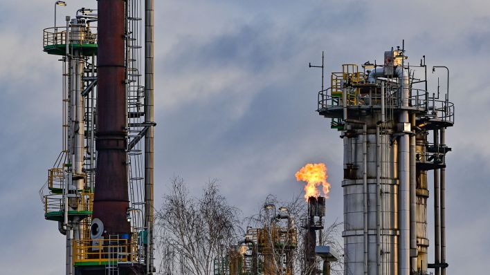 Symbolbild: In der PCK-Raffinerie GmbH wird überschüssiges Gas in der Rohölverarbeitungsanlage verbrannt. (Quelle: dpa/P. Pleul)
