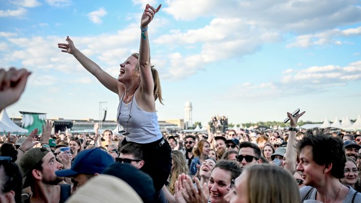 Das Publikum feiert beim Tempelhof-Sounds Festival auf dem Gelände des ehemaligen Flughafen Berlin Tempelhof. (Quelle: dpa/B. Pedersen)