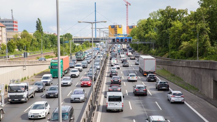 Viele Autos stehen am 25.05.2022 in Berlin im Stau (Bild: dpa/Michael Kuenne)