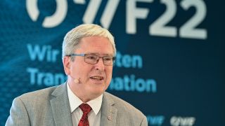 Jörg Steinbach (SPD), Minister für Wirtschaft und Arbeit von Brandenburg, nimmt am Ostdeutschen Wirtschaftsforum (OWF) teil. (Quelle: dpa/P. Pleul)