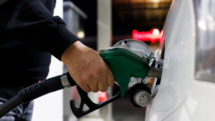 Symbolbild: Ein Taxifahrer tankt an einer Tankstelle sein Fahrzeug mit Benzin. (Quelle:dpa/ Carsten Koall)