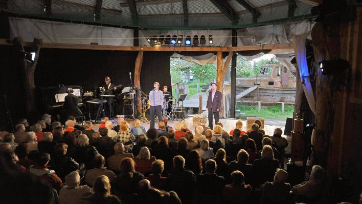 Archivbild: Publikum im Theater am Rand in Zollbrücke . (Quelle: imago images)