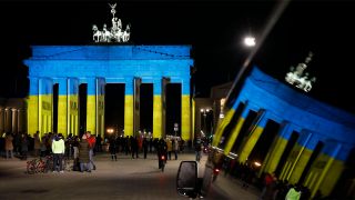Archivbild: Das Brandenburger Tor ist in den ukrainischen Nationalfarben - blau und gelb - angeleuchtet. (Quelle: imago images/S. Gabsch)