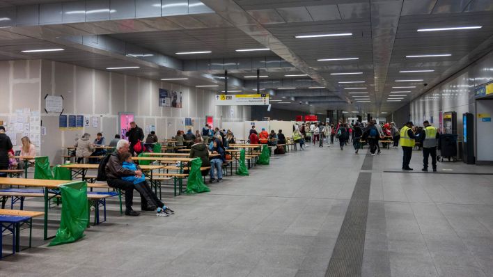 Am Hauptbahnhof ist für Flüchtlinge aus der Ukraine eine Hilfseinrichtung aufgebaut. (Quelle: dpa/Christophe Gateau)