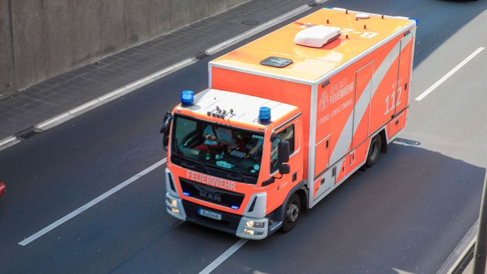 Auf der Berliner Autobahn fährt ein Einsatzwagen der Feuerwehr (Bild: dpa/Michael Kuenne)