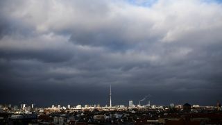Dunkle Wolken hängen über Berlin (Quelle: AP/Markus Schreiber)