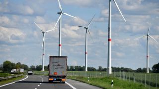 Windräder stehen am Rande einer Bundesautobahn (Bild: dpa/Jens Niering)