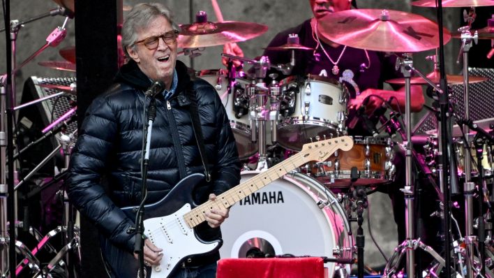 Der britische Gitarrist und Sänger Eric Clapton tritt am 29.05.2022 in der Berliner Waldbühne auf (Quelle: dpa / Britta Pedersen).