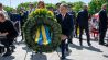Andrij Melnyk (M), Botschafter der Ukraine in Deutschland, und seine Frau Svitlana Melnyk stehen am 08.05.2022 bei einer Gedenkveranstaltung vor dem Sowjetischen Ehrenmal im Tiergarten. (Quelle: dpa/Christophe Gateau)