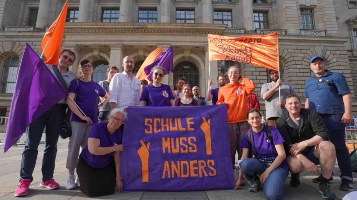 Eine Mahnwache der Kampagne "Schule muss anders" vor dem Abgeordnetenhaus (Bild: dpa-news/Jörg Carstensen)