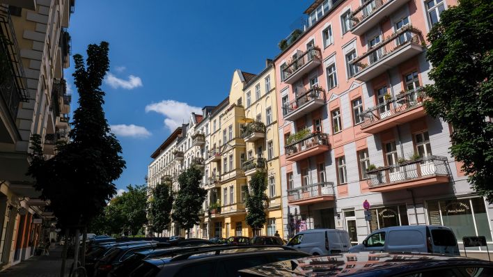 Sanierte Wohnhäuser im Berliner Stadtteil Prenzlauer Berg (Quelle: dpa/Jens Kalaene)