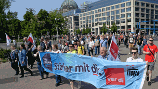 Telekom-Beschäftigte demonstrieren in Berlin für höhere Gehälter (Bild: IMAGO/Bernd Friedel)