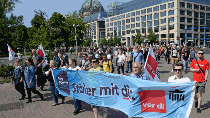 Telekom-Beschäftigte demonstrieren in Berlin für höhere Gehälter (Bild: IMAGO/Bernd Friedel)