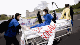 Pflegekräfte protestieren in Berlin für bessere Arbeitsbedingungen (Bild: IMAGO / IPON)