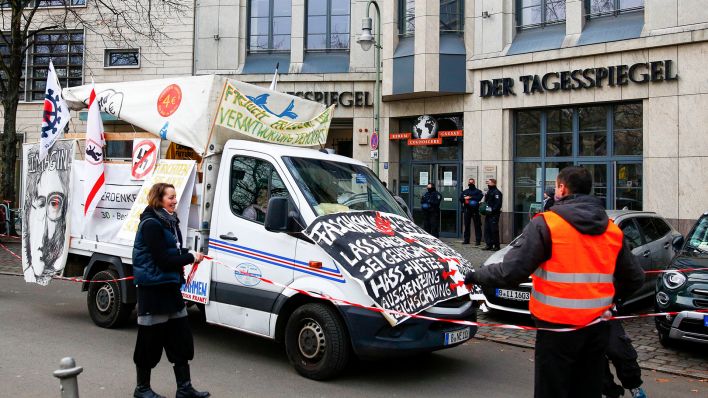 Eine Demonstration der Gruppe "Querdenken" vor dem Berliner Tagesspiegel (Bild: imago images/Jean MW)
