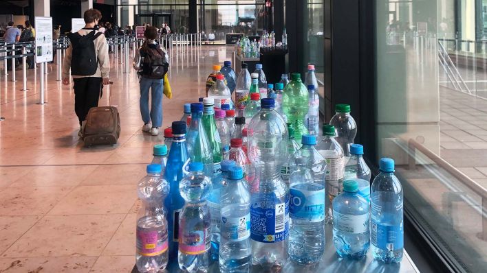 Von Reisenden abgestellte Flaschen vor dem Einchecken, BER Terminal 1 (Quelle: imago/ Ray van Zeschau)
