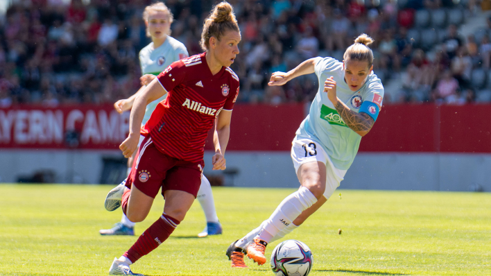 Isabel Kerschowski (Potsdam) im Duell mit Linda Dallmann vom FC Bayern (Bild: IMAGO / Michaela Merk)