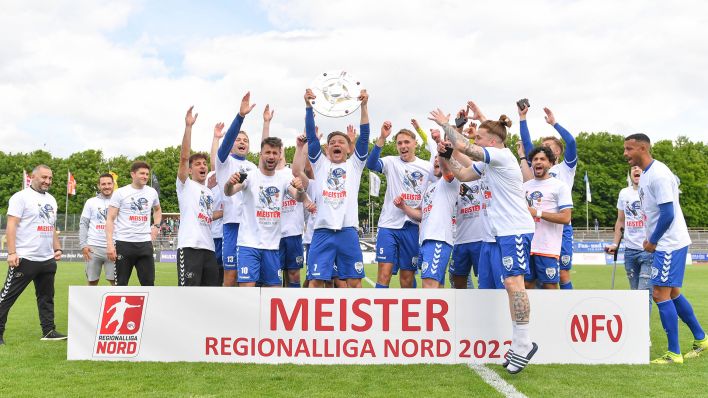 Der VfB Oldenburg bejubelt den Meistertitel in der Regionalliga Nord. / imago images/Nordphoto