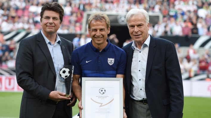 Fußballbotschafter-Initiator Roland Bischof, Preisträger Jürgen Klinsmann und der ehemalige kicker-Herausgeber Rainer Holzschuh. (Bild: picture alliance / GES-Sportfoto)