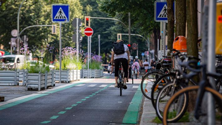 Eine Person fährt im Bergmannkietz auf einer Fahrradstraße (Bild: imago images/A. Friedrichs)