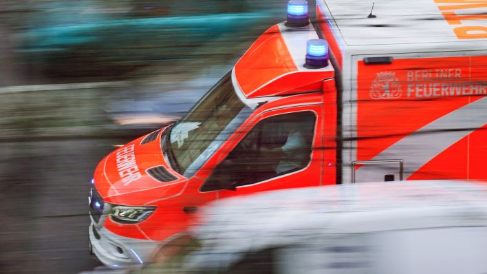 Ein Rettungswagen der Berliner Feuerwehr auf Einsatzfahrt (Bild: imago images/Frank Sorge)