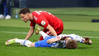 Hertha-Spieler Maximilian Mittelstädt liegt im Relegationshinspiel frustriert am Boden. (Quelle: imago/Contrast)