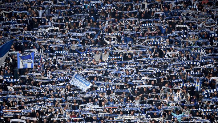Hertha-Fans in der Ostkurve im Olympiastadion. Quelle: imago images/Matthias Koch