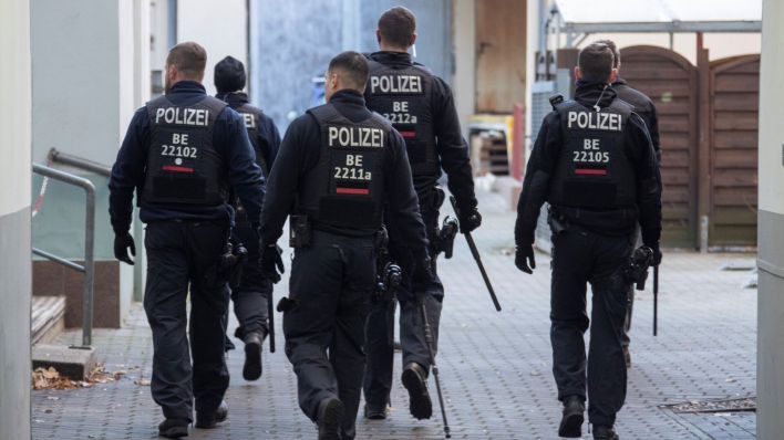 Polizisten im Einsatz (Quelle: imago/Olaf Wagner)