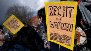 Recht auf Wohnen steht auf einem Plakat bei der "Mietendemo" am 27.03.2021 in Berlin (Quelle: imago images/Stefan Boness)