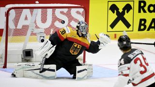 Der Keeper der deutschen Eishockey-Nationalmannschaft Philipp Grubauer im ersten WM-Spiel gegen Kanada (imago images/Lehtikuva)
